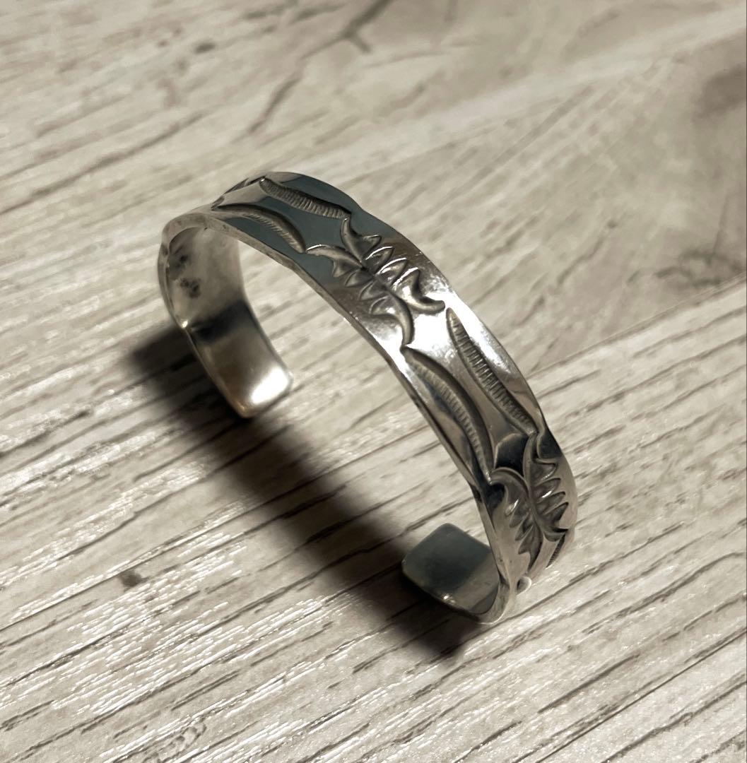 ナバホ族 NORA作 インディアンジュエリー Sterling バングル