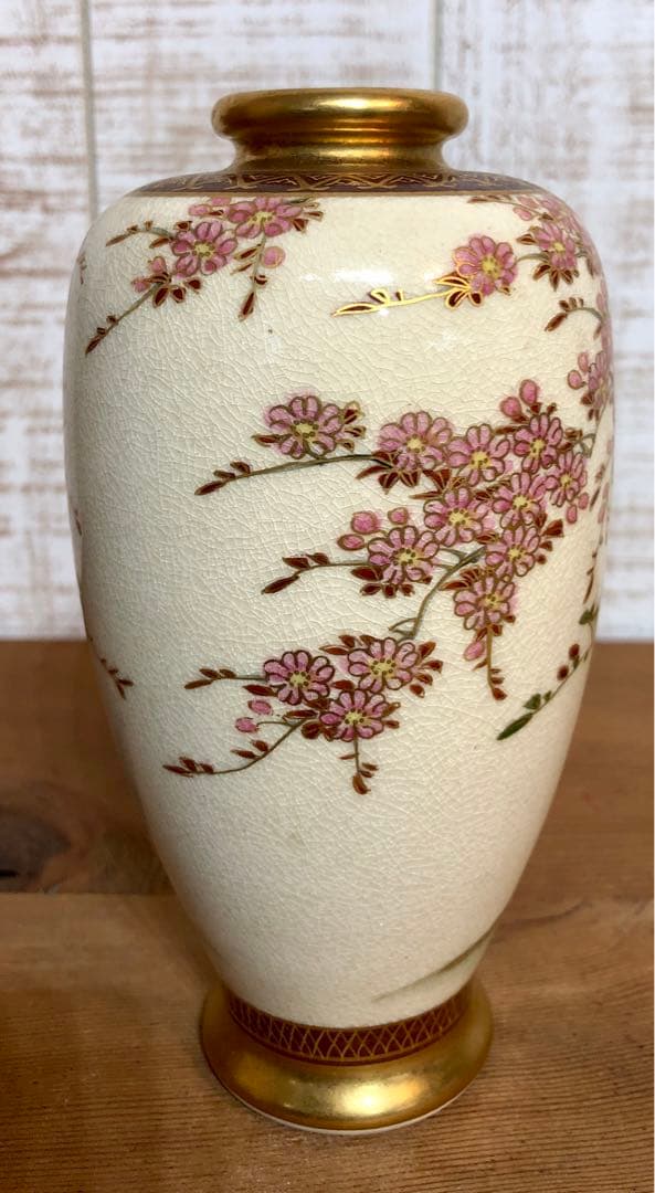 ピンクとゴールドが美しい　薩摩焼　花瓶　高さ約16cm