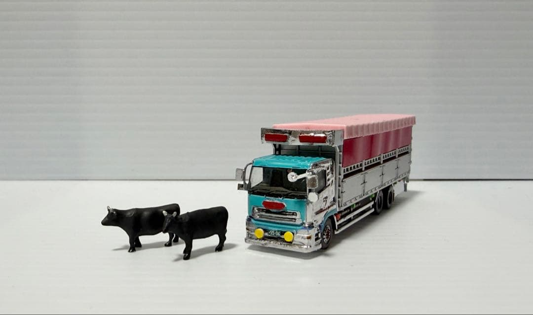 牛２頭付き ＵＤトラックスクオン　家畜運搬トラック　べこ車　トラックコレクション
