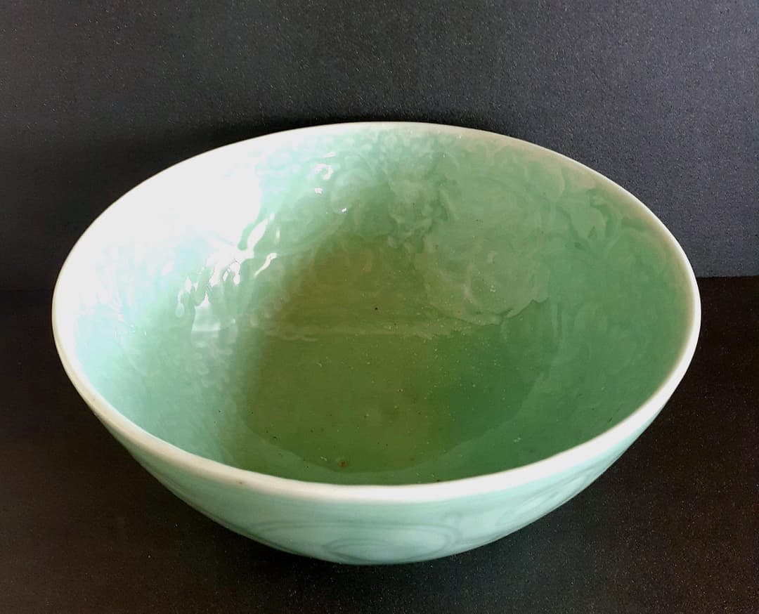 明治時代頃【加藤亮吉】在銘　青磁　陽刻　唐草文様　直径25.9cm　大鉢　伝世箱