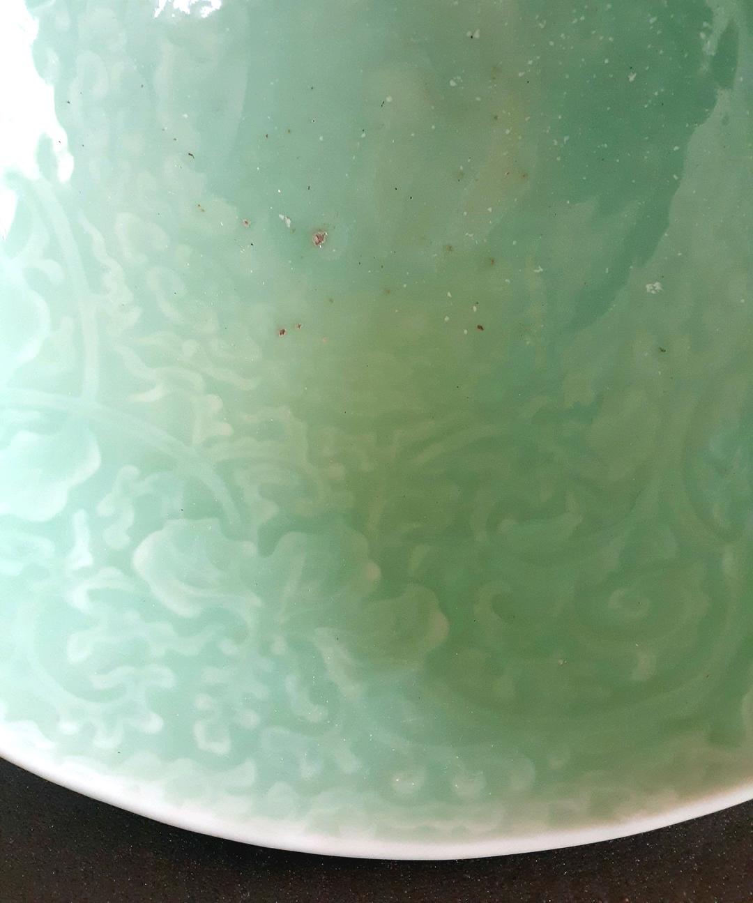 明治時代頃【加藤亮吉】在銘　青磁　陽刻　唐草文様　直径25.9cm　大鉢　伝世箱