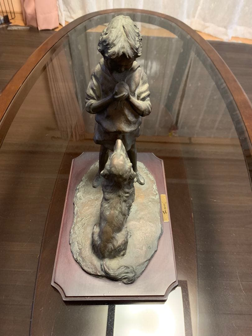 子供と犬のブロンズ彫刻