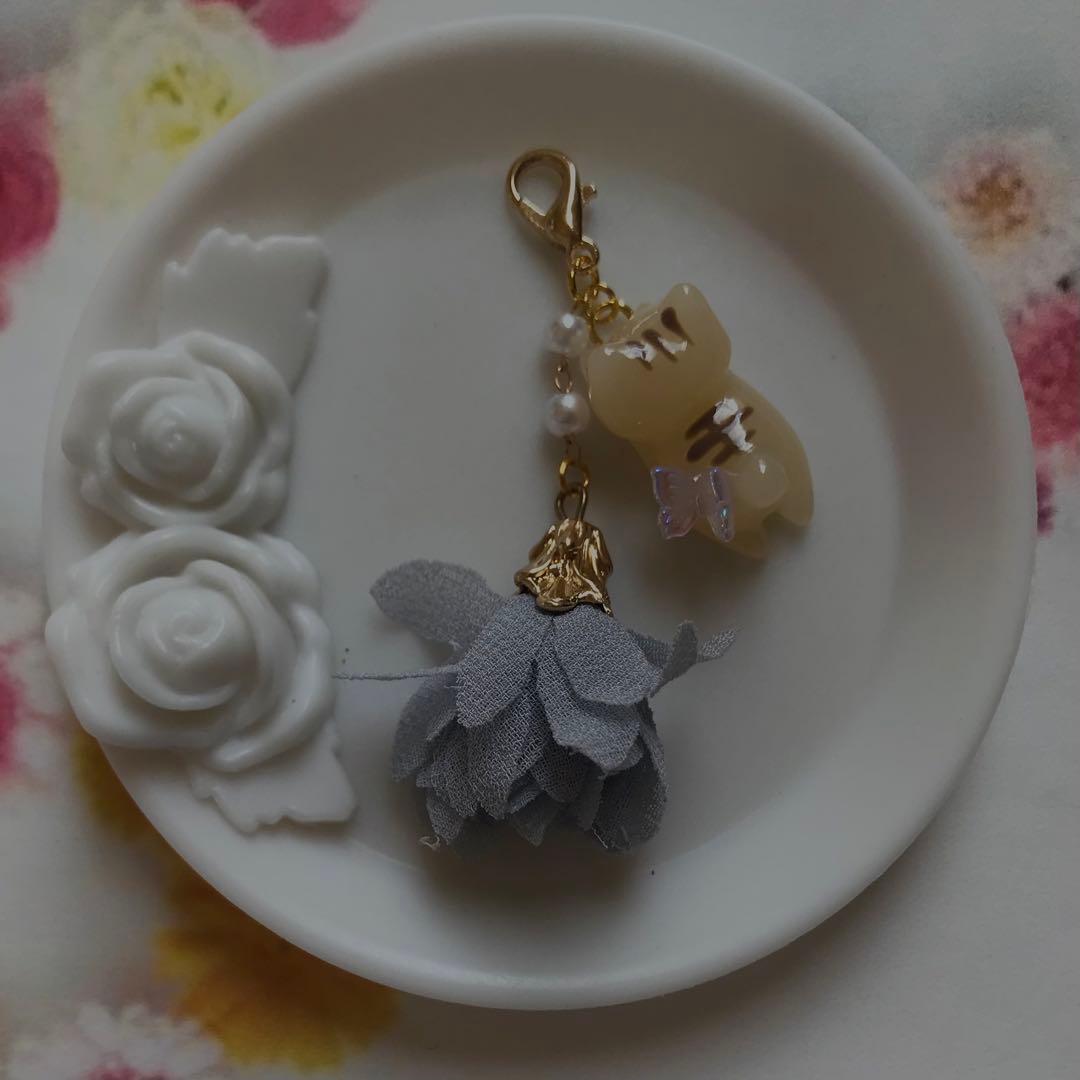 ぐでねこちゃんと花びらタッセル　チャーム　茶とら