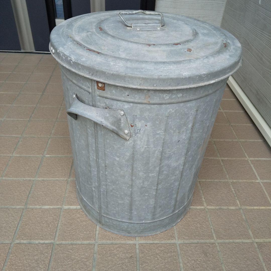 ブリキの物入れ