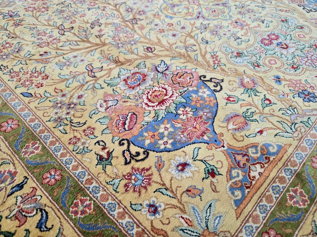 ペルシャ絨毯 クム産 100%シルク手織り本物保証 サイン有り140×112cm