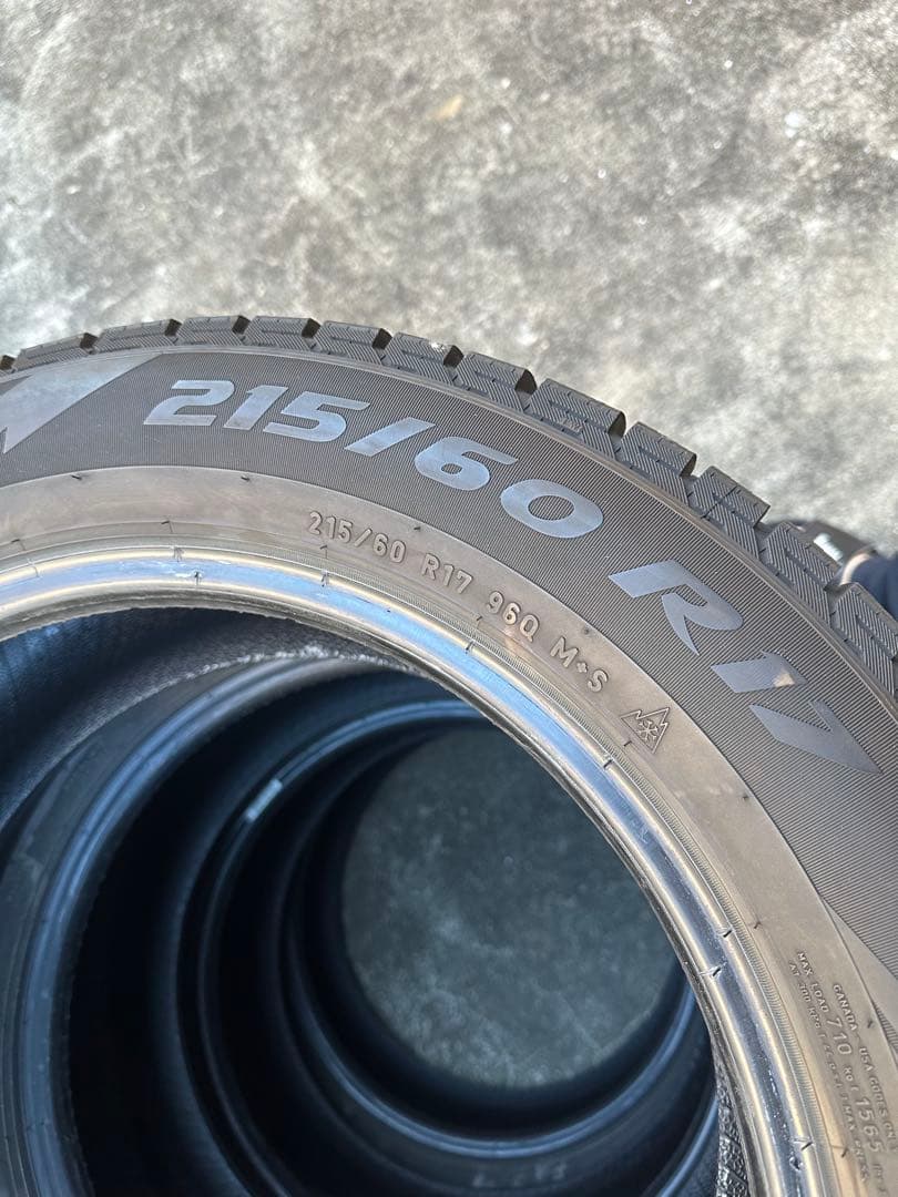 【最終値下げ！】バリ溝！Pirelli スタッドレスタイヤ215/60R17