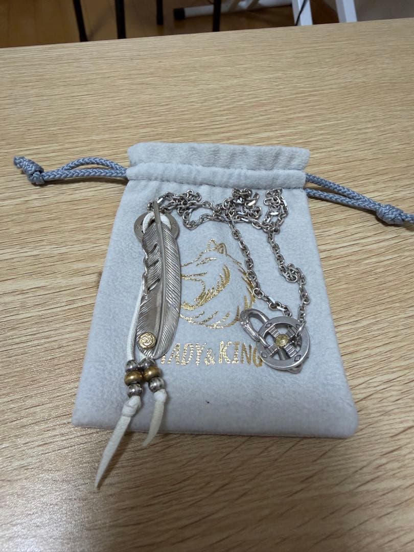 Tady & King フェザーネックレス