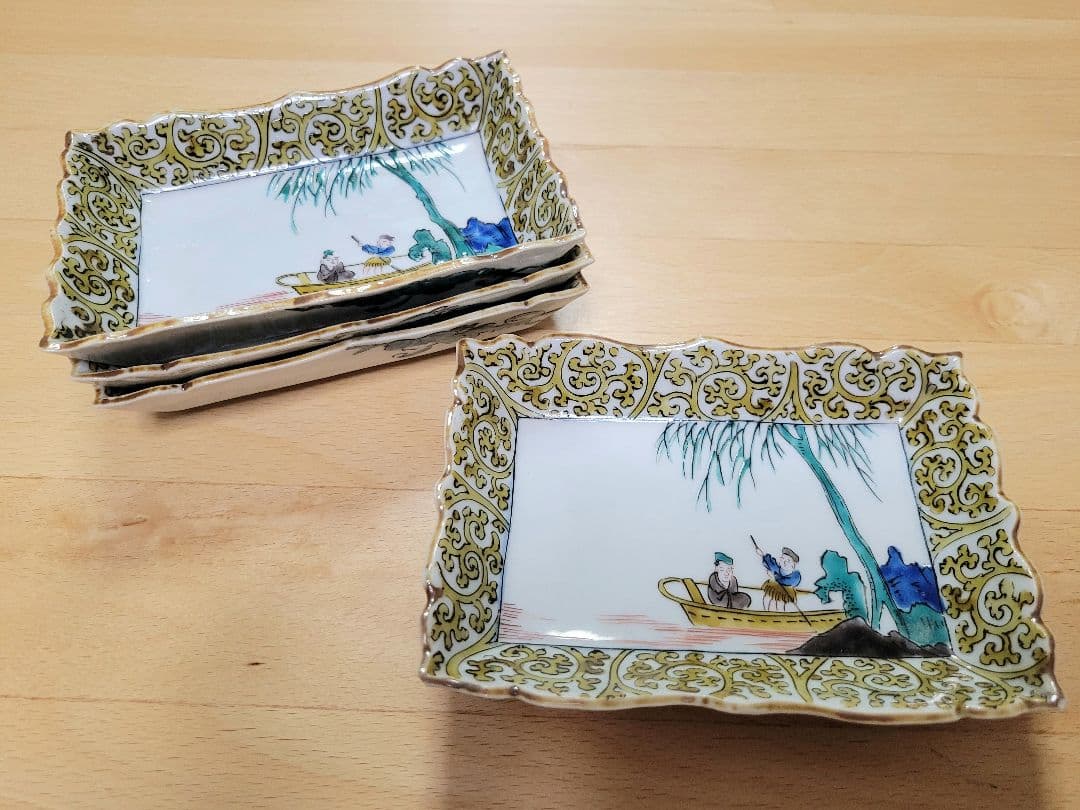 ◇匿名配送◇古九谷焼(江戸期)再興九谷　角福銘　柳二人物図絵付　小皿長方形　波縁