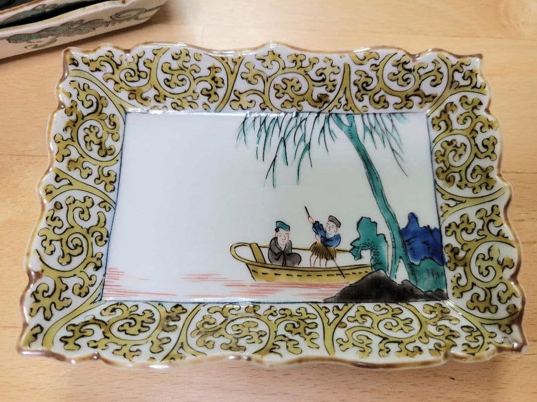 ◇匿名配送◇古九谷焼(江戸期)再興九谷　角福銘　柳二人物図絵付　小皿長方形　波縁