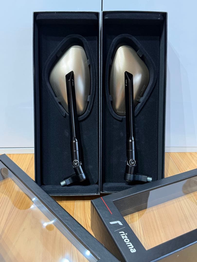 ころやつ様 リゾマ ミラー