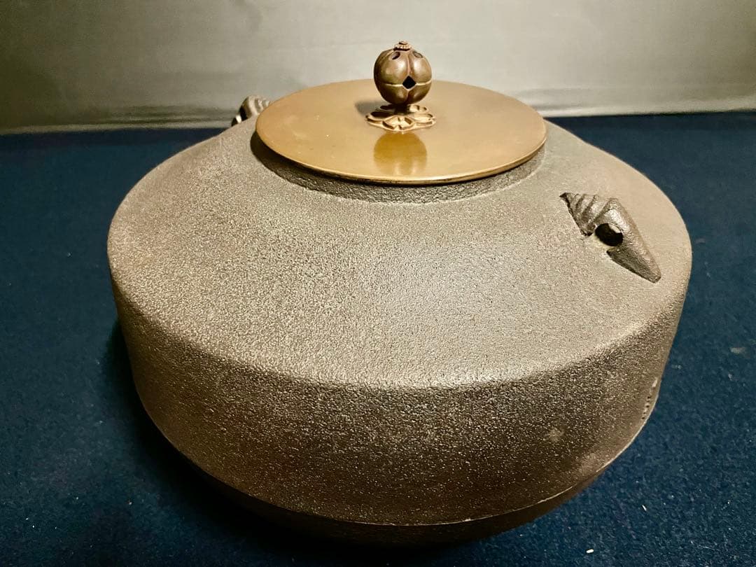 「祖」 釜師 紹栄 貝釻付 張肩釜 炉釜 共箱 茶道具 (121あ)