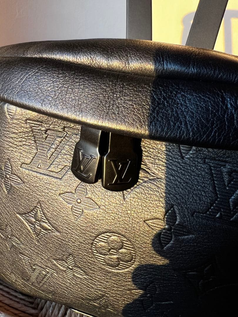 Louis Vuitton バムバック　エンボス　ブラック
