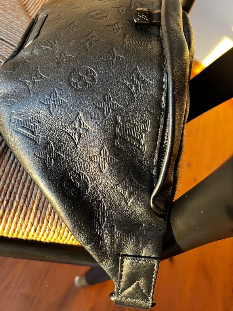 Louis Vuitton バムバック　エンボス　ブラック