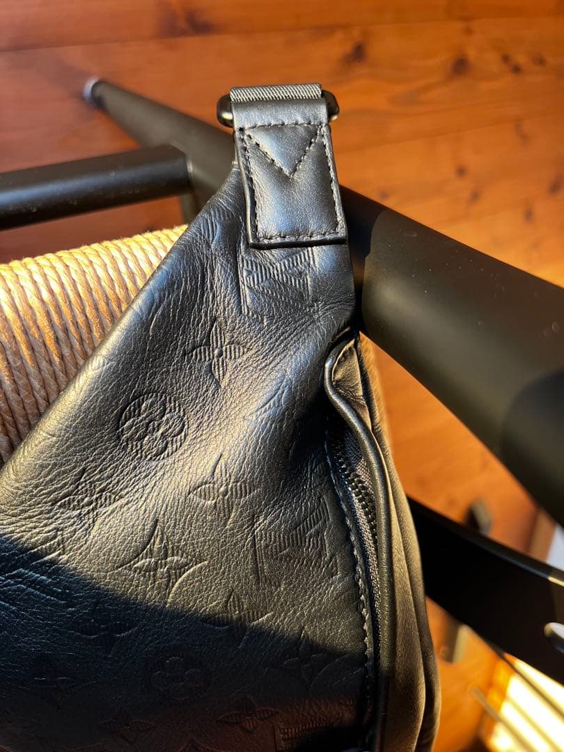 Louis Vuitton バムバック　エンボス　ブラック