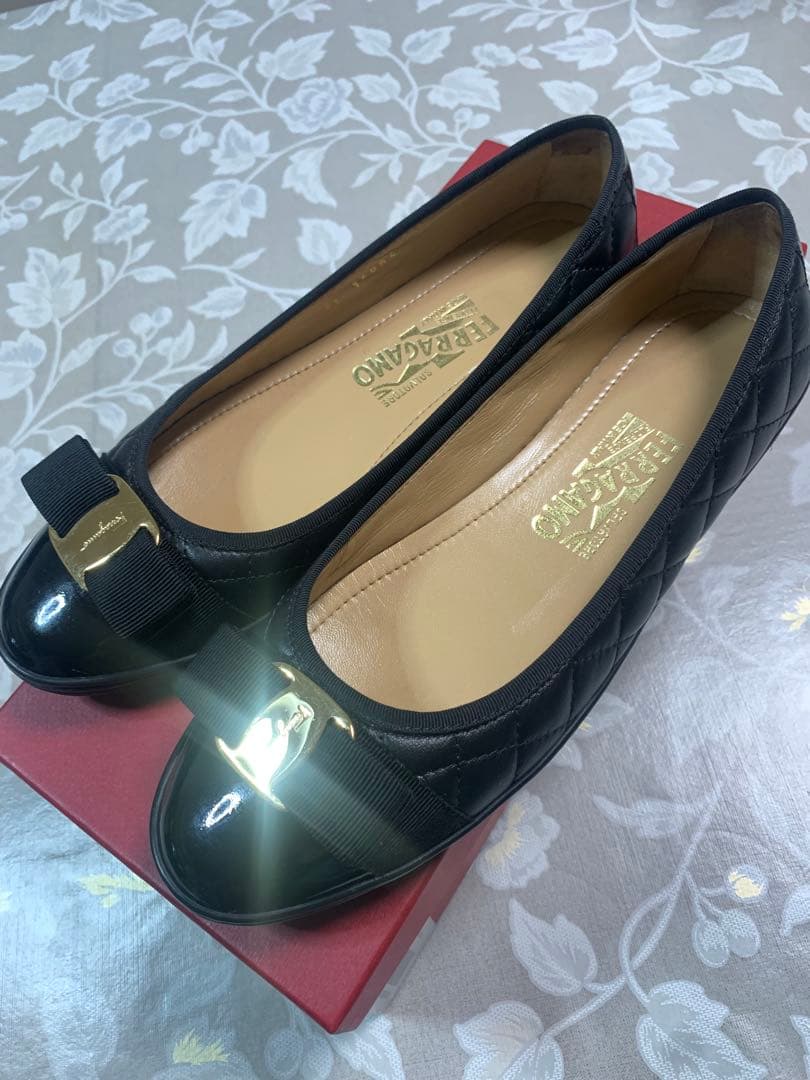 Salvatore Ferragamoフラットシューズ8M キルティング黒