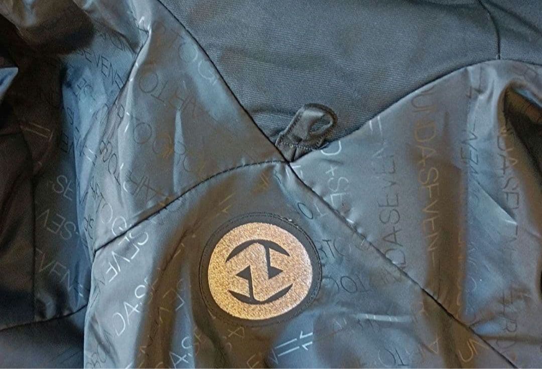 【デサント】美品　スノボージャケット　スキー　白黒モノトーン　L