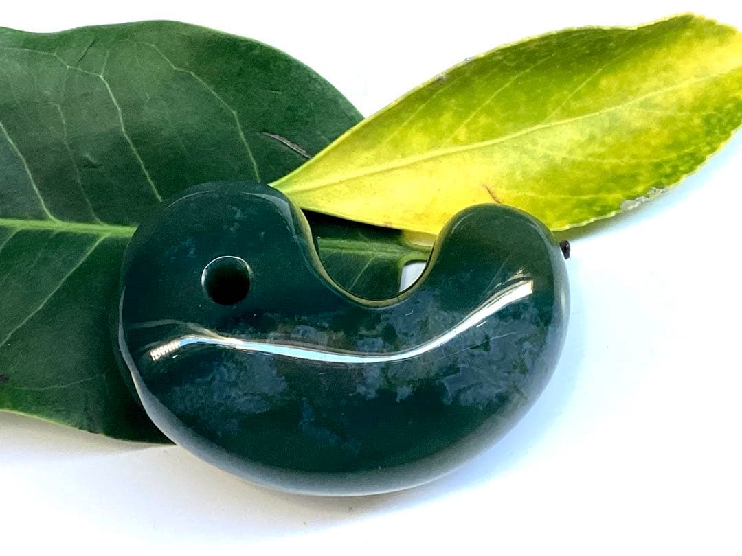 出雲青色*碧玉　入手困難な人気の透かし模様勾玉　幸運導く御守り‼️鑑別書付の本物を