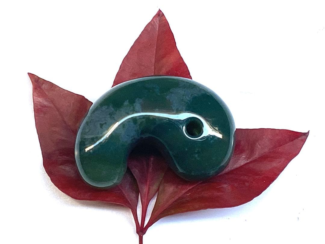 出雲青色*碧玉　入手困難な人気の透かし模様勾玉　幸運導く御守り‼️鑑別書付の本物を