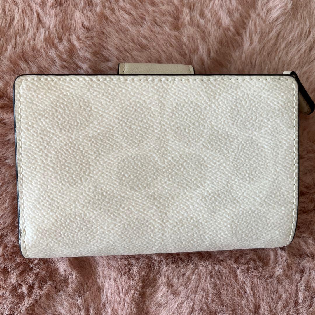 更にSALE 【新品】COACH コーチ　ホワイト　シグネチャー 二つ折り財布