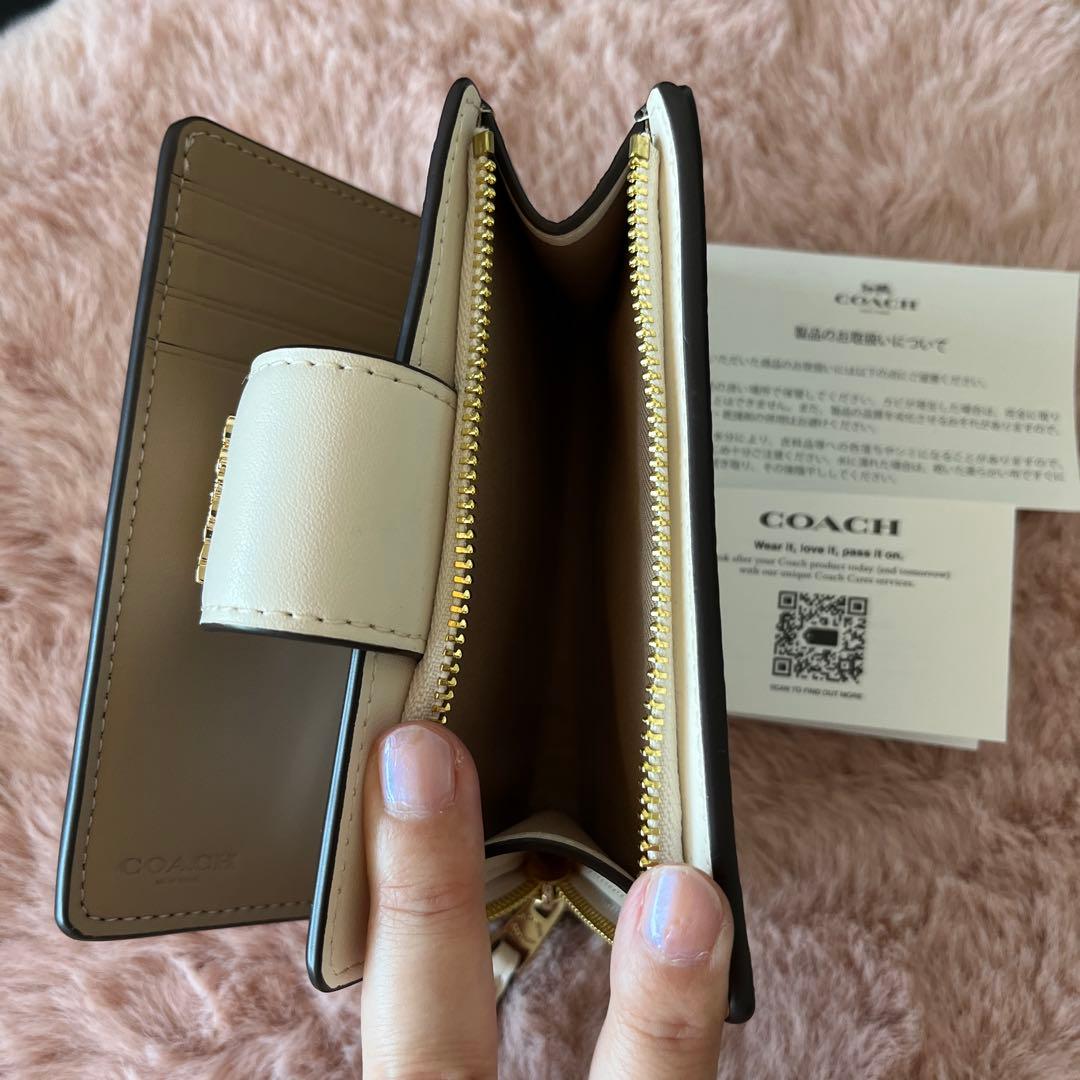 更にSALE 【新品】COACH コーチ　ホワイト　シグネチャー 二つ折り財布