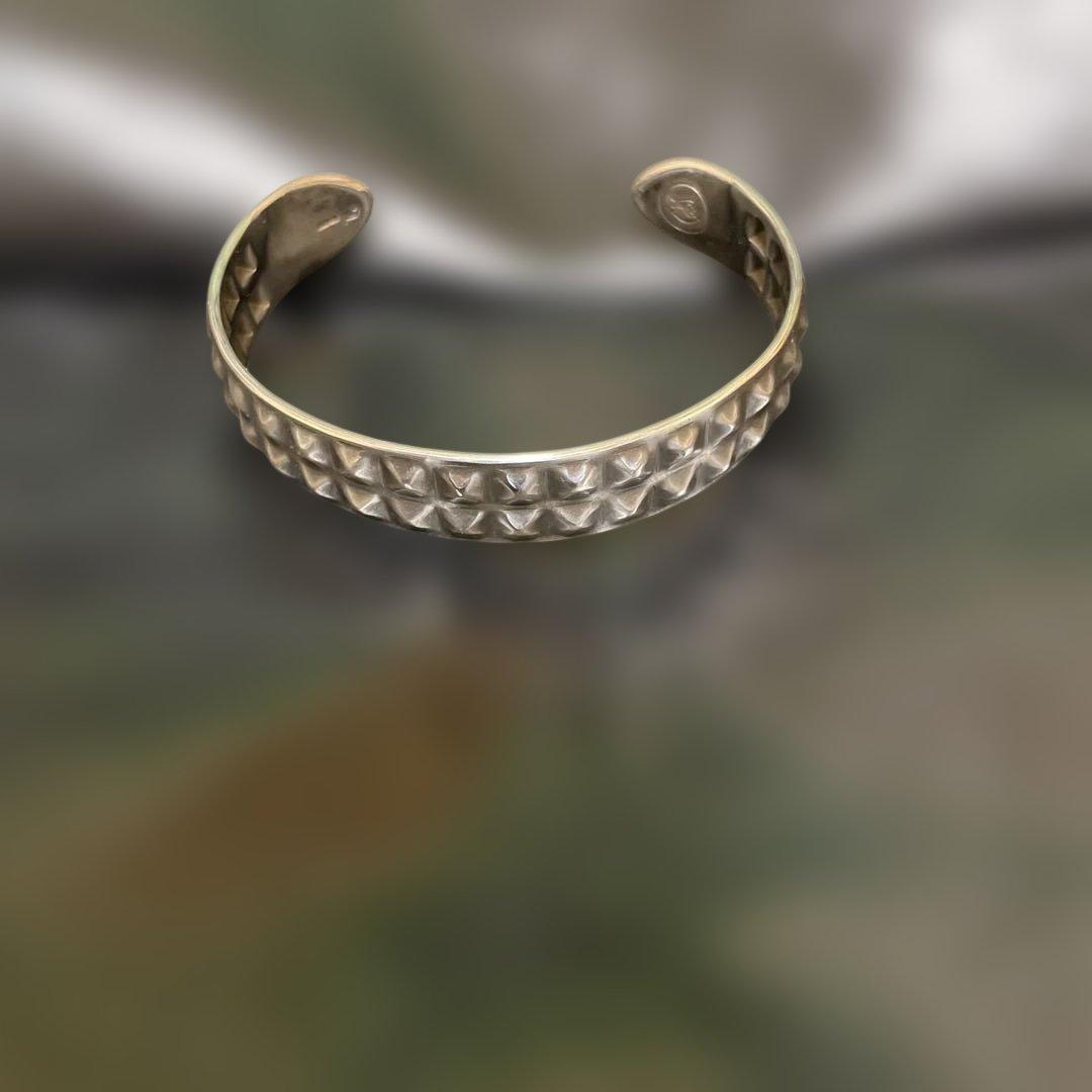 シルバー打ち出し　ピラミッドスタッズバングル