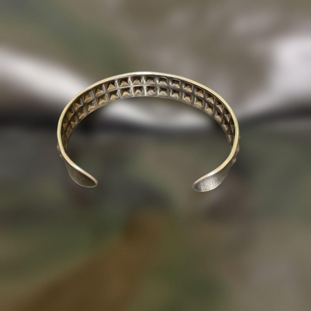 シルバー打ち出し　ピラミッドスタッズバングル