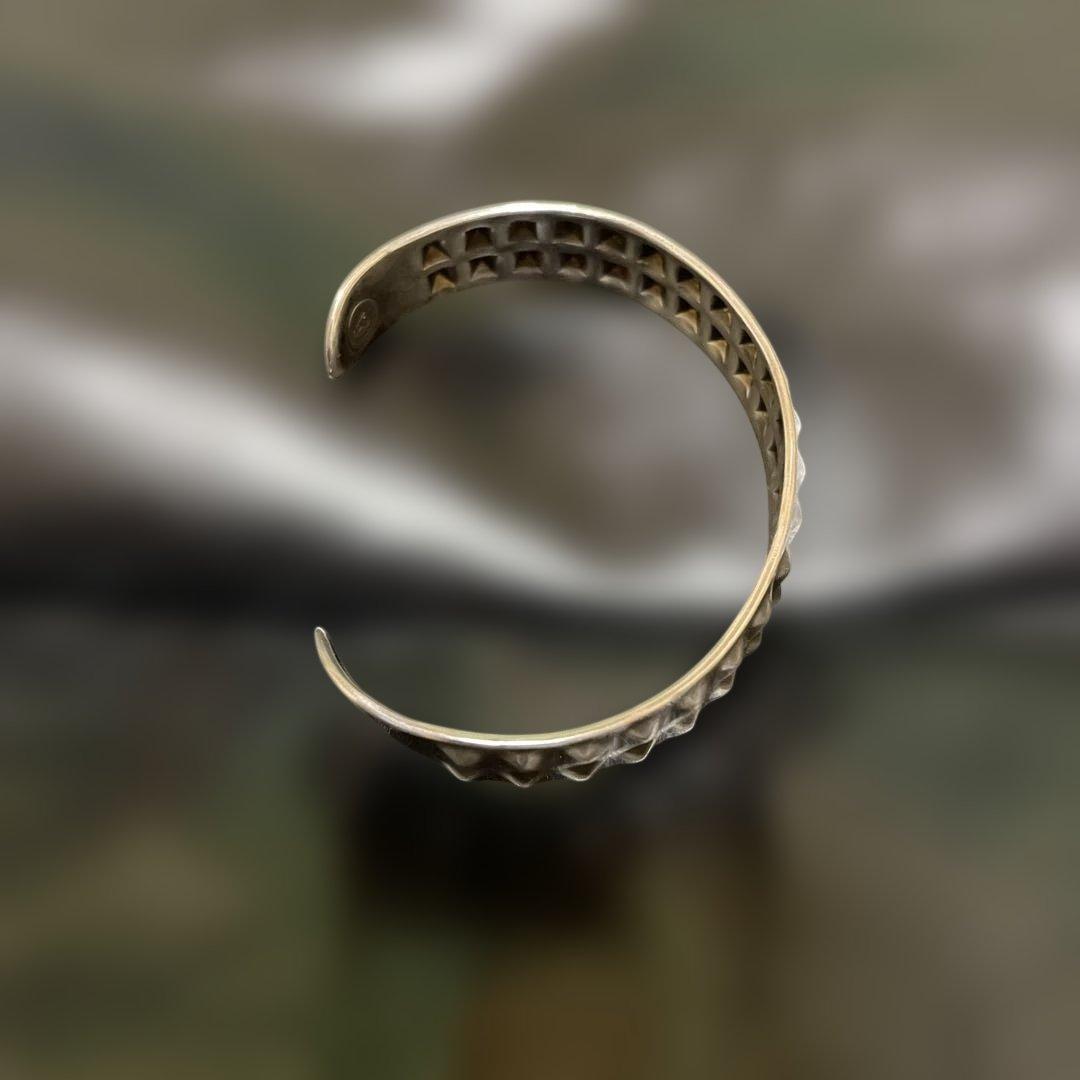 シルバー打ち出し　ピラミッドスタッズバングル