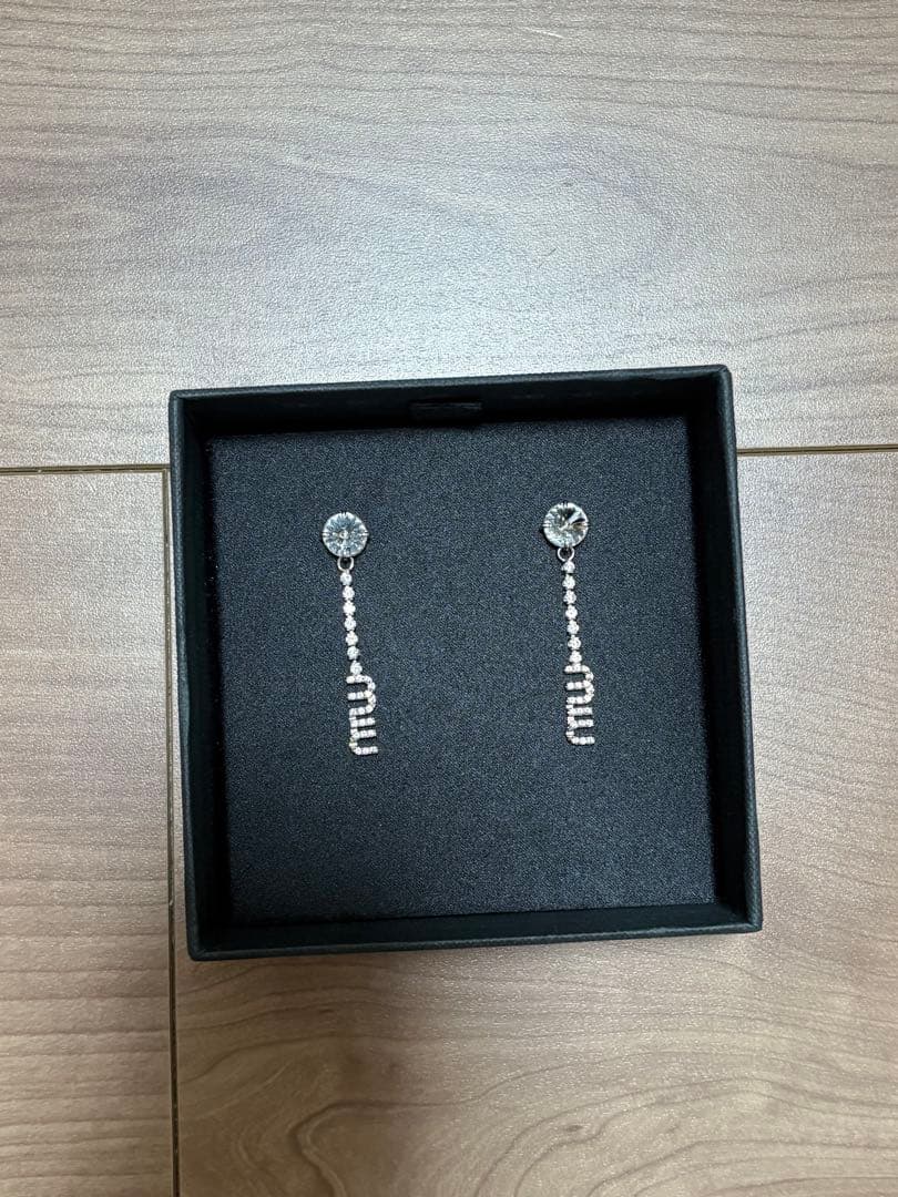 2月20日までの販売！MIU MIU ストーン付きロングピアス
