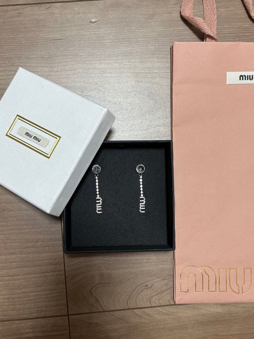 2月20日までの販売！MIU MIU ストーン付きロングピアス