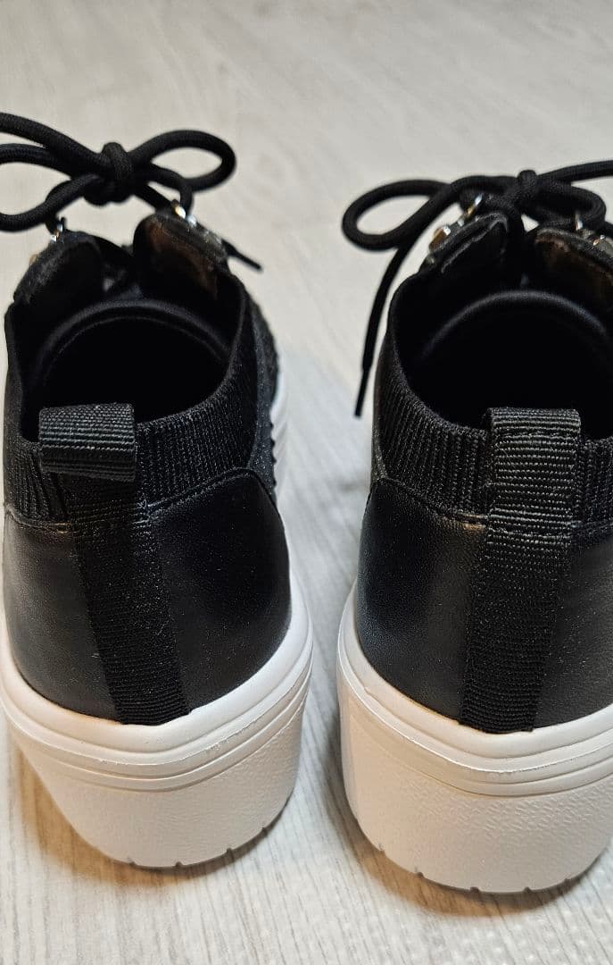 【新品】アンリーフスニーカー黒ラインストーン付