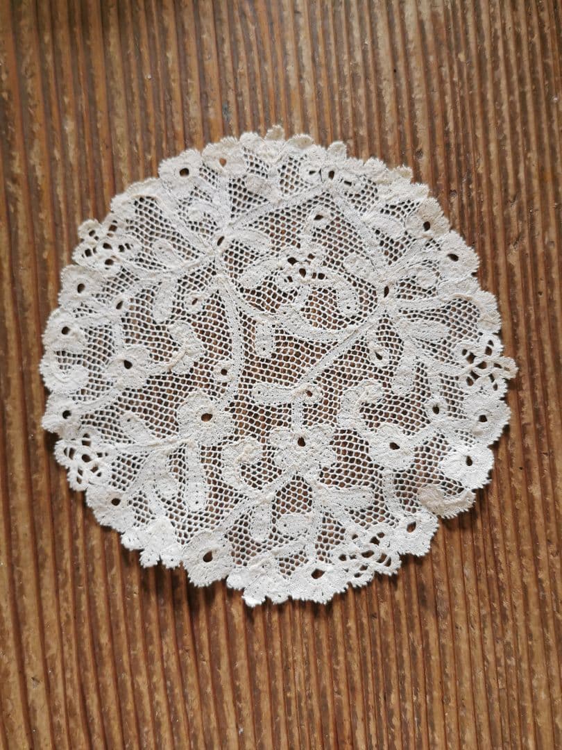 アンティーク 花が連続するリム 草花紋メッシュドイリー やや濃いアイボリートーン