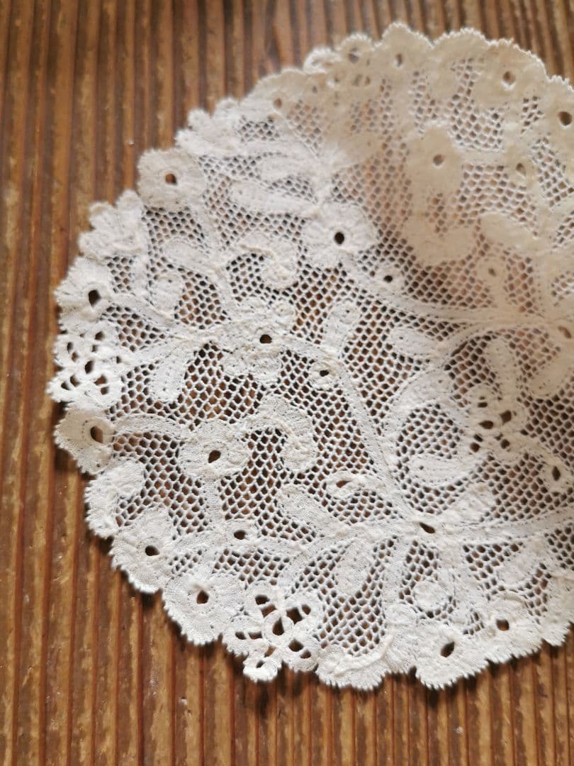 アンティーク 花が連続するリム 草花紋メッシュドイリー やや濃いアイボリートーン