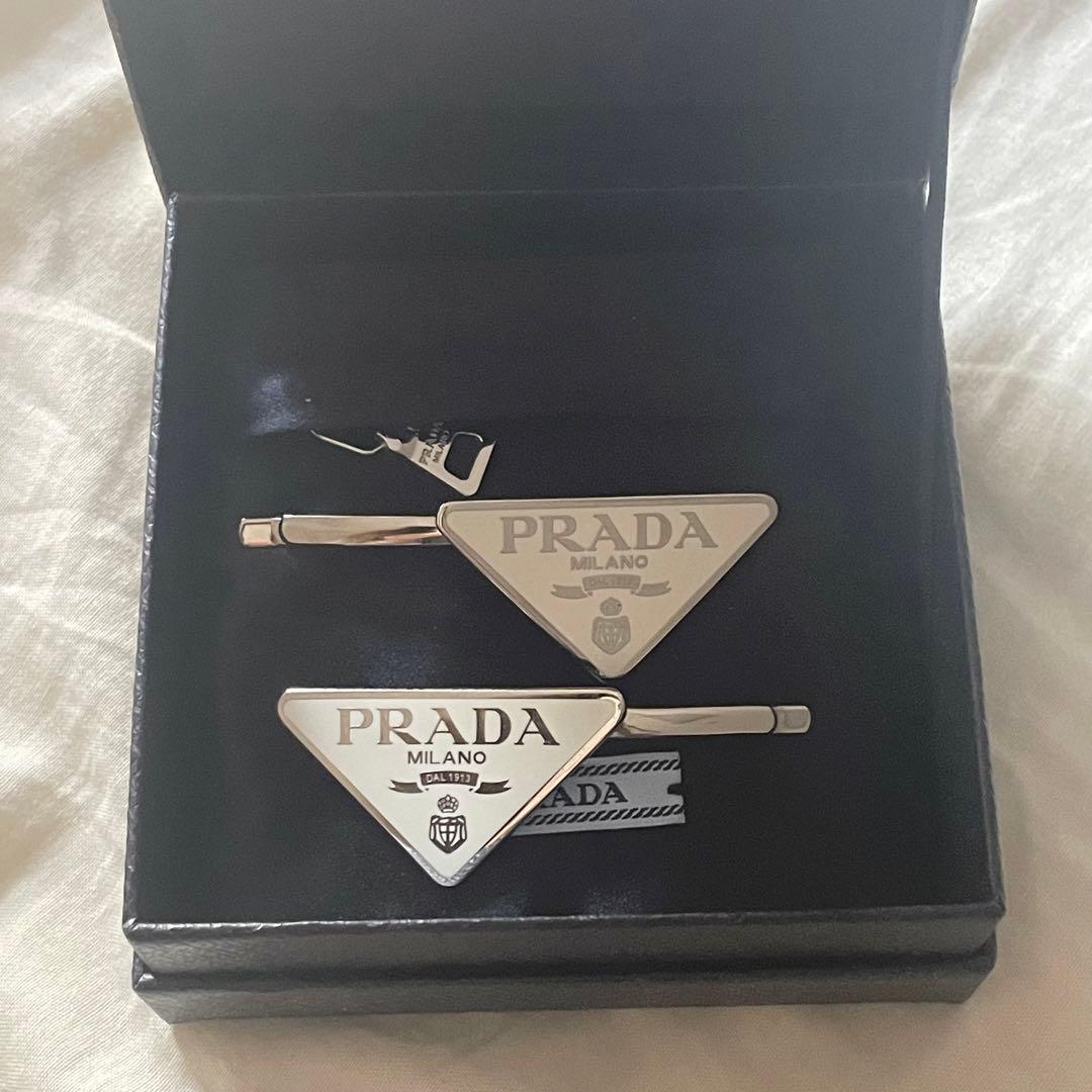 PRADA ヘアクリップ 白
