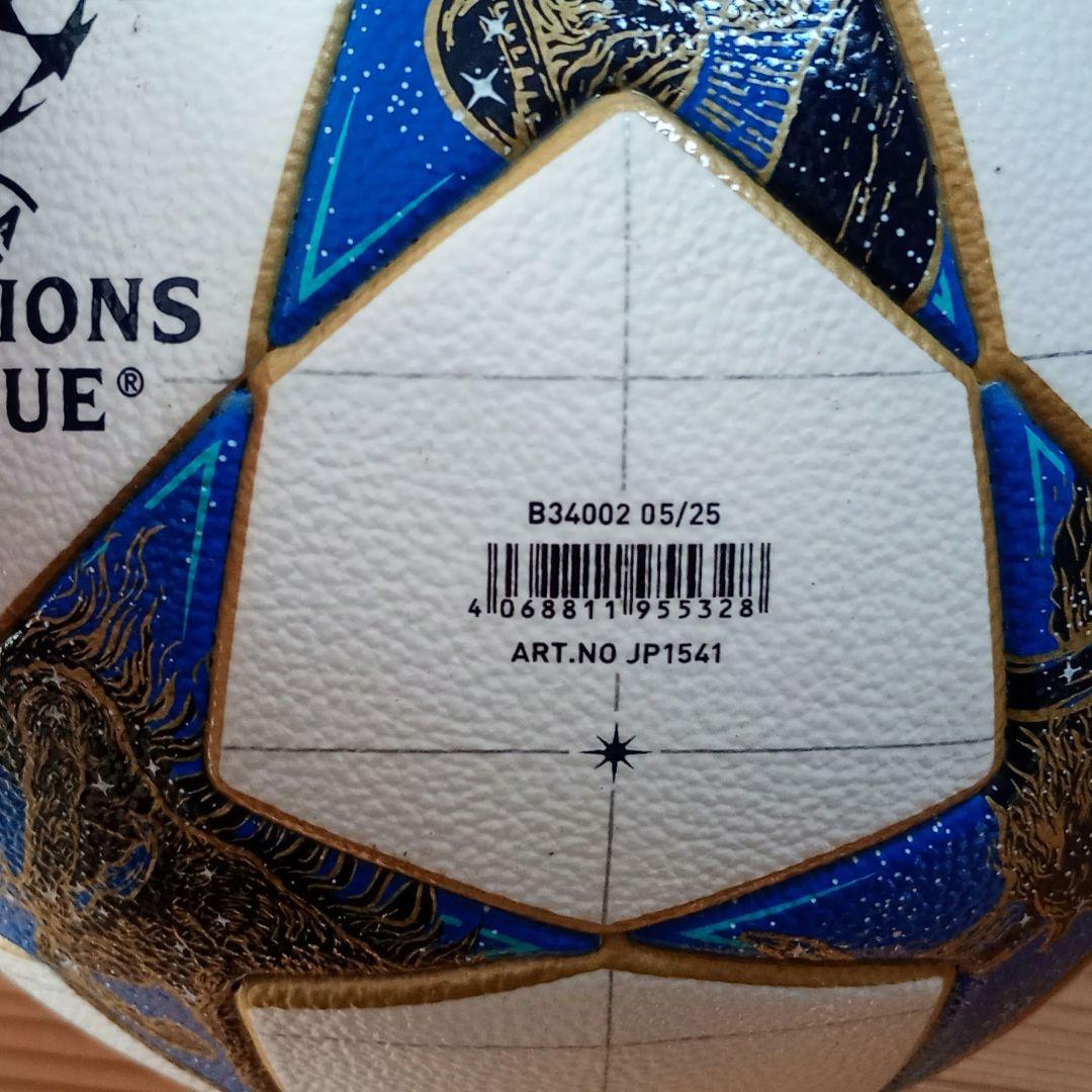 アディダス　サッカーボール　4号球