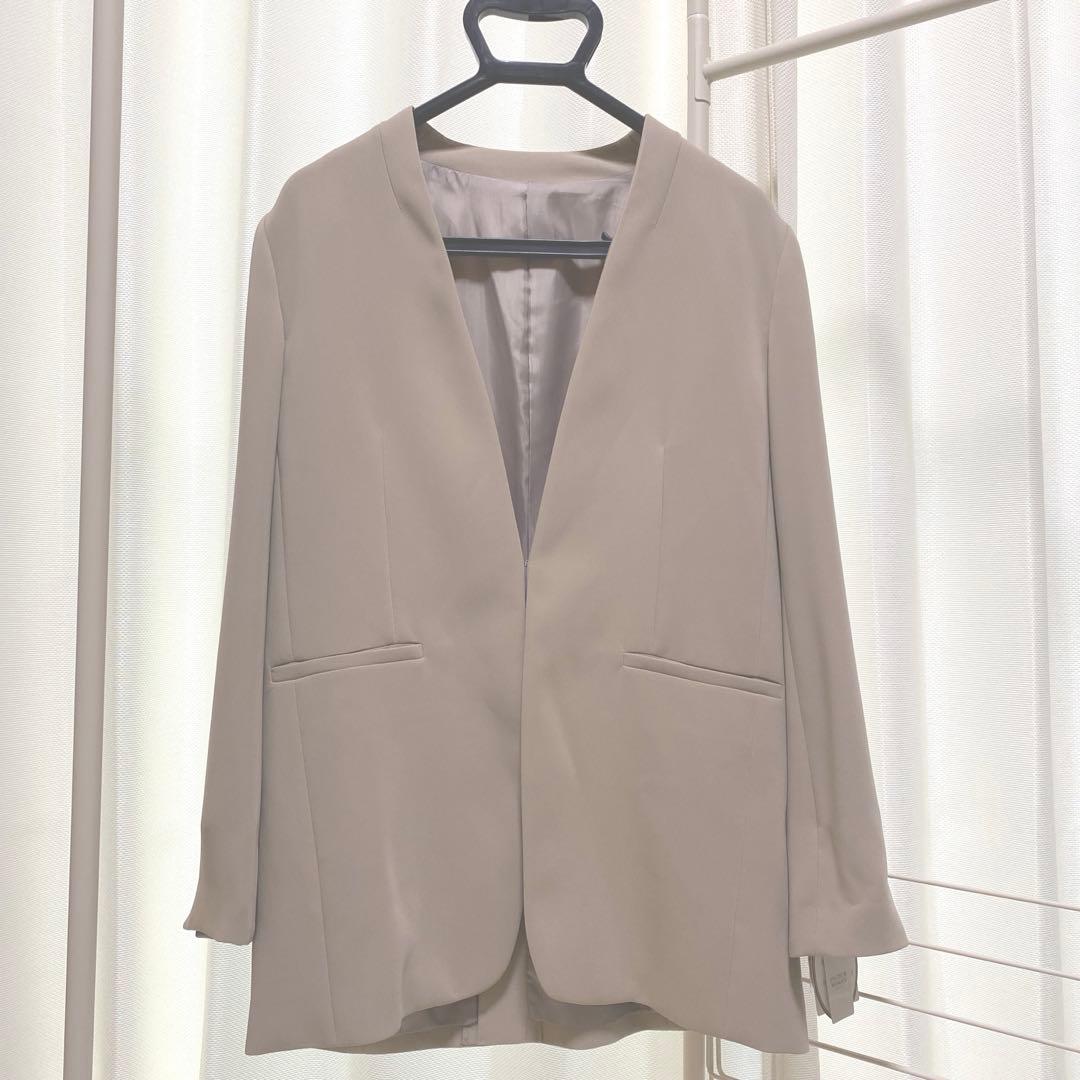 ベージュ ノーカラージャケット、ワイドパンツスーツ