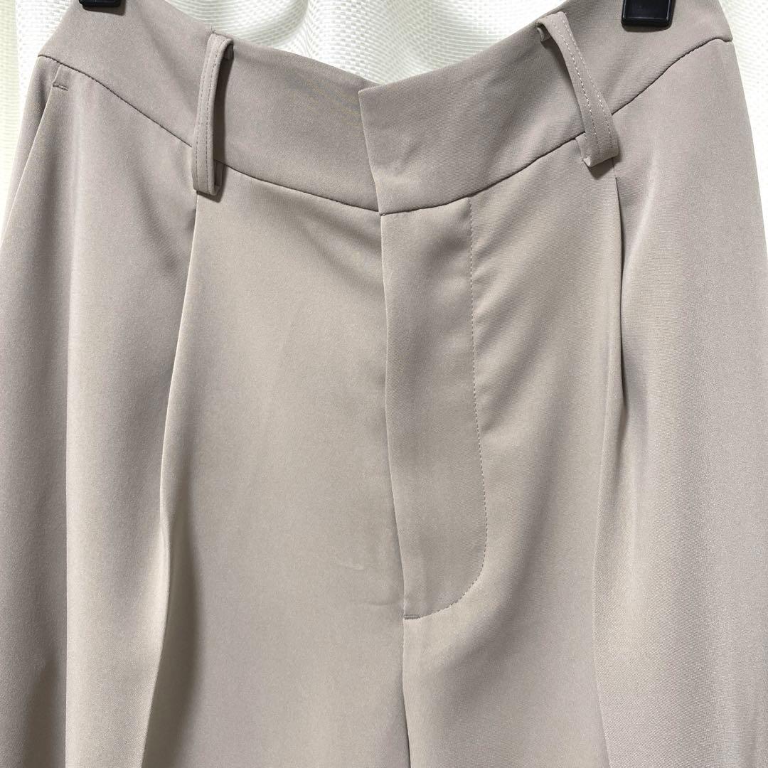 ベージュ ノーカラージャケット、ワイドパンツスーツ