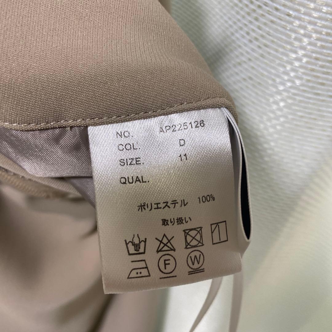 ベージュ ノーカラージャケット、ワイドパンツスーツ