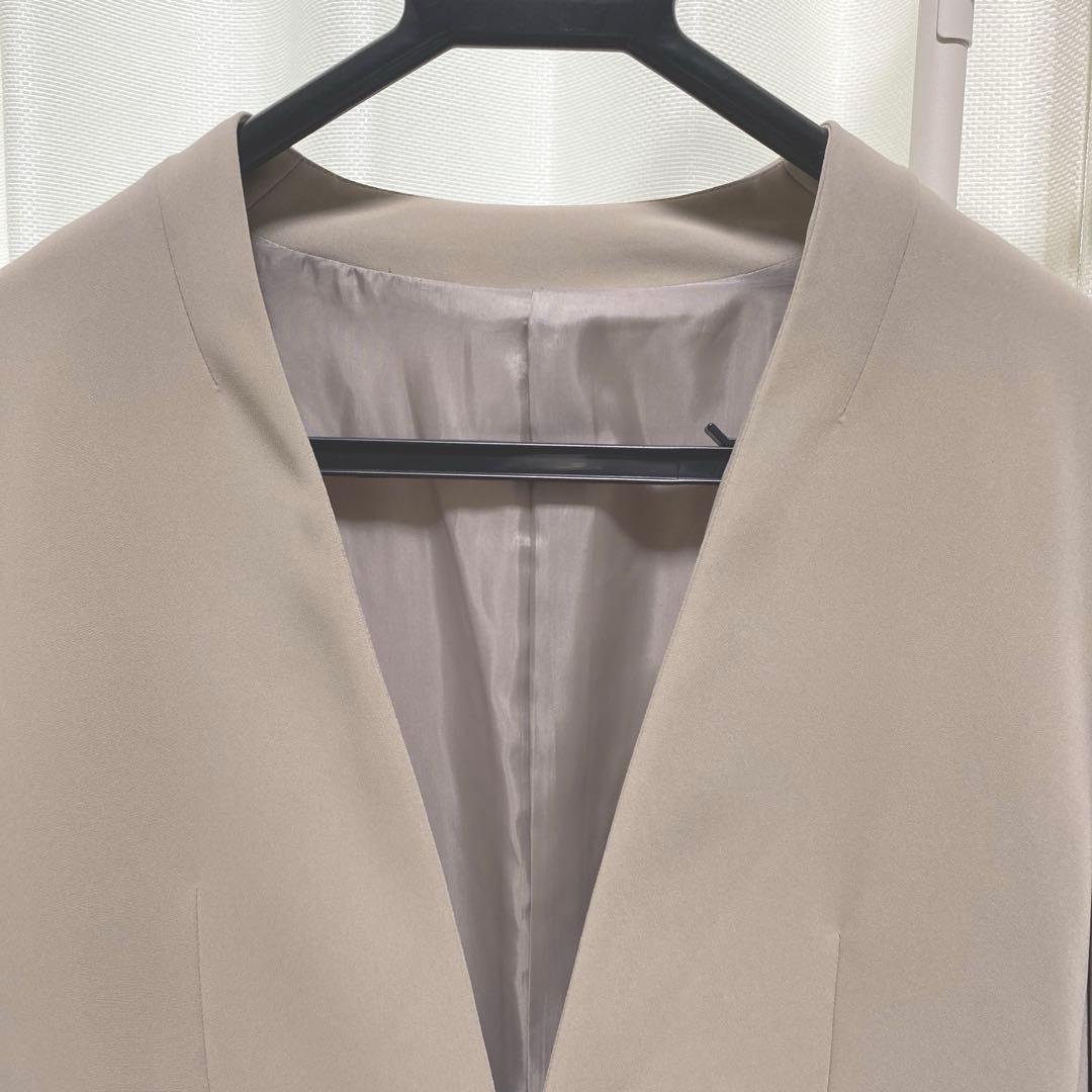 ベージュ ノーカラージャケット、ワイドパンツスーツ