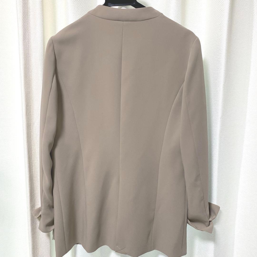 ベージュ ノーカラージャケット、ワイドパンツスーツ