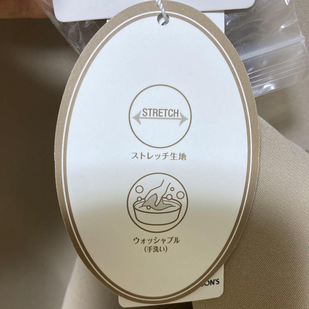 ベージュ ノーカラージャケット、ワイドパンツスーツ