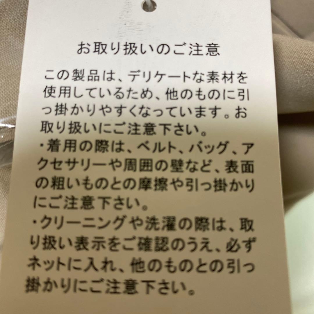 ベージュ ノーカラージャケット、ワイドパンツスーツ