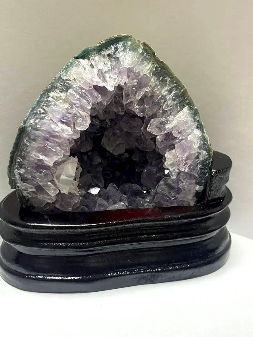 ウルグアイアメジストジオード ドームカルサイト共生　木製台座付き 浄化　原石