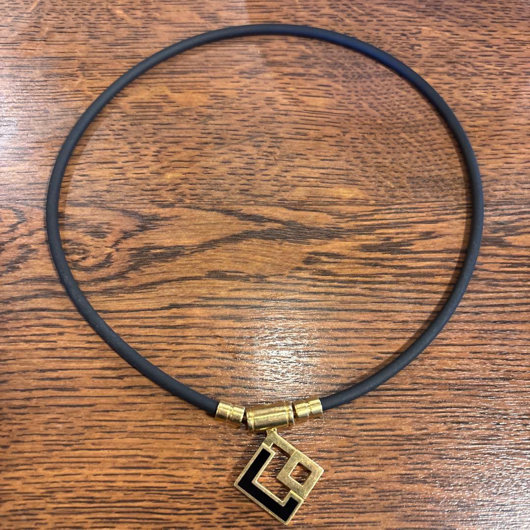 幾何学的デザイン ブラックラバーネックレス
