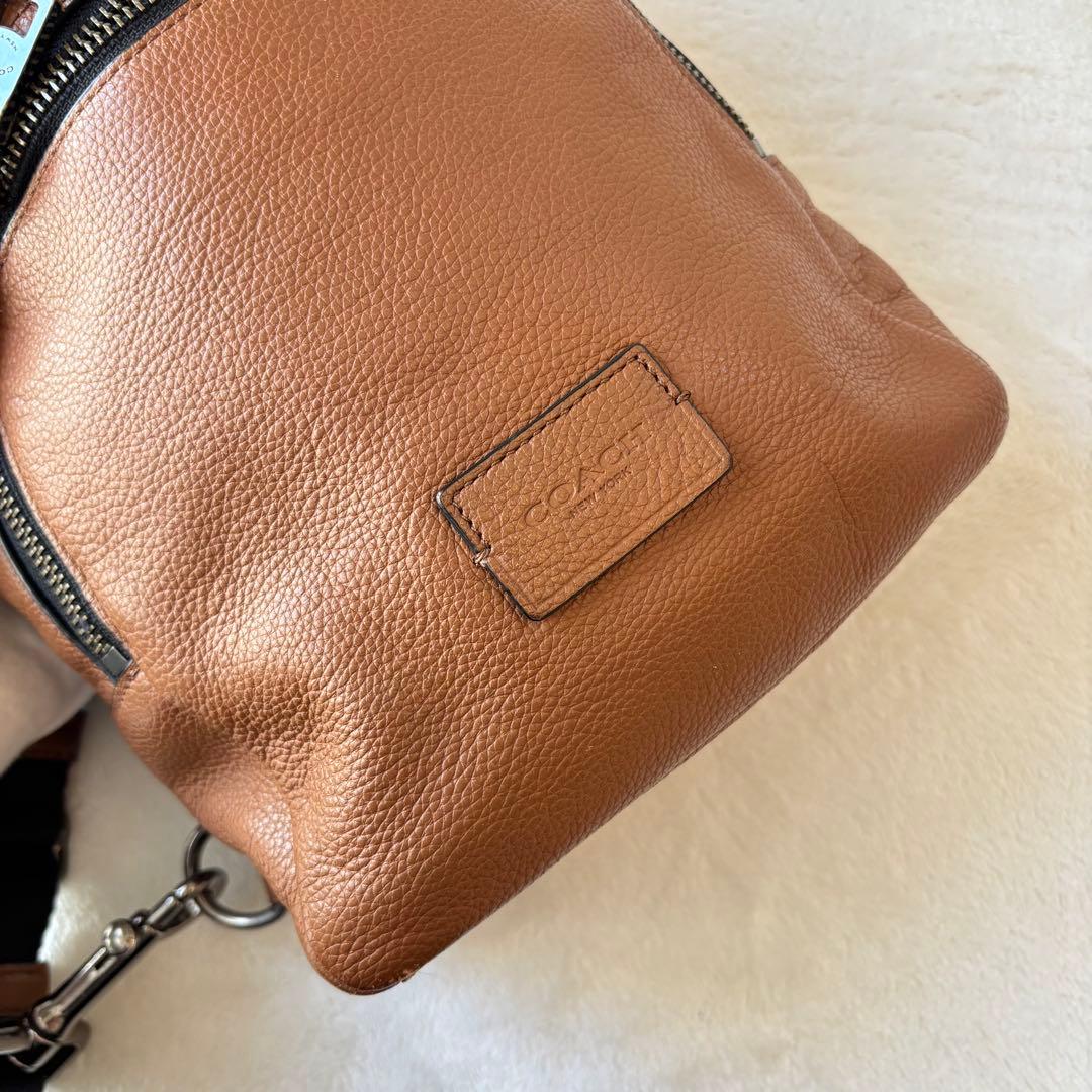 美品✨COACH コーチ　ボディバッグ　斜め掛け　レザー　ロゴ型押し　ブラウン