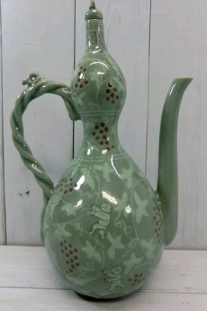 高麗青磁　象嵌葡萄唐草文酒注子　C30001