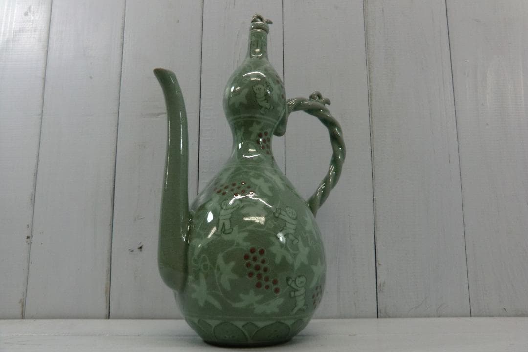 高麗青磁　象嵌葡萄唐草文酒注子　C30001