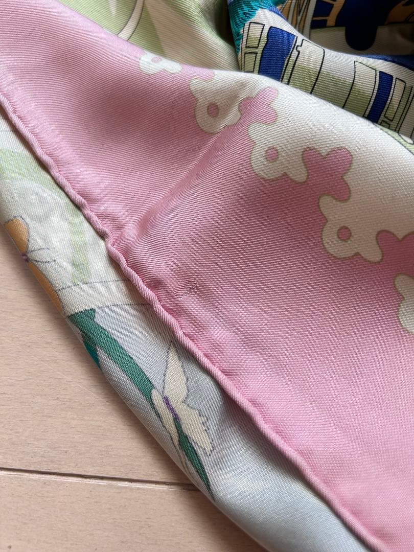 HERMÈS エルメス バタフライ柄 シルクスカーフ カレ90