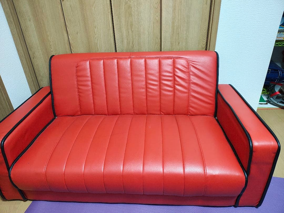 赤い合成皮革の2人掛けソファ