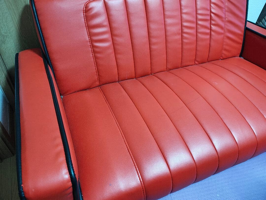 赤い合成皮革の2人掛けソファ