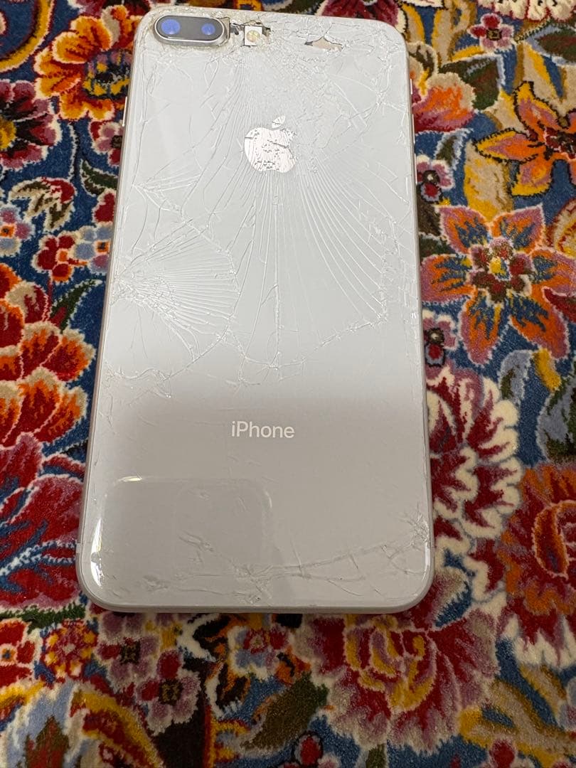 iPhone 8 Plus au版 256Gジャンク背面割れ 残債なし補修歴あり